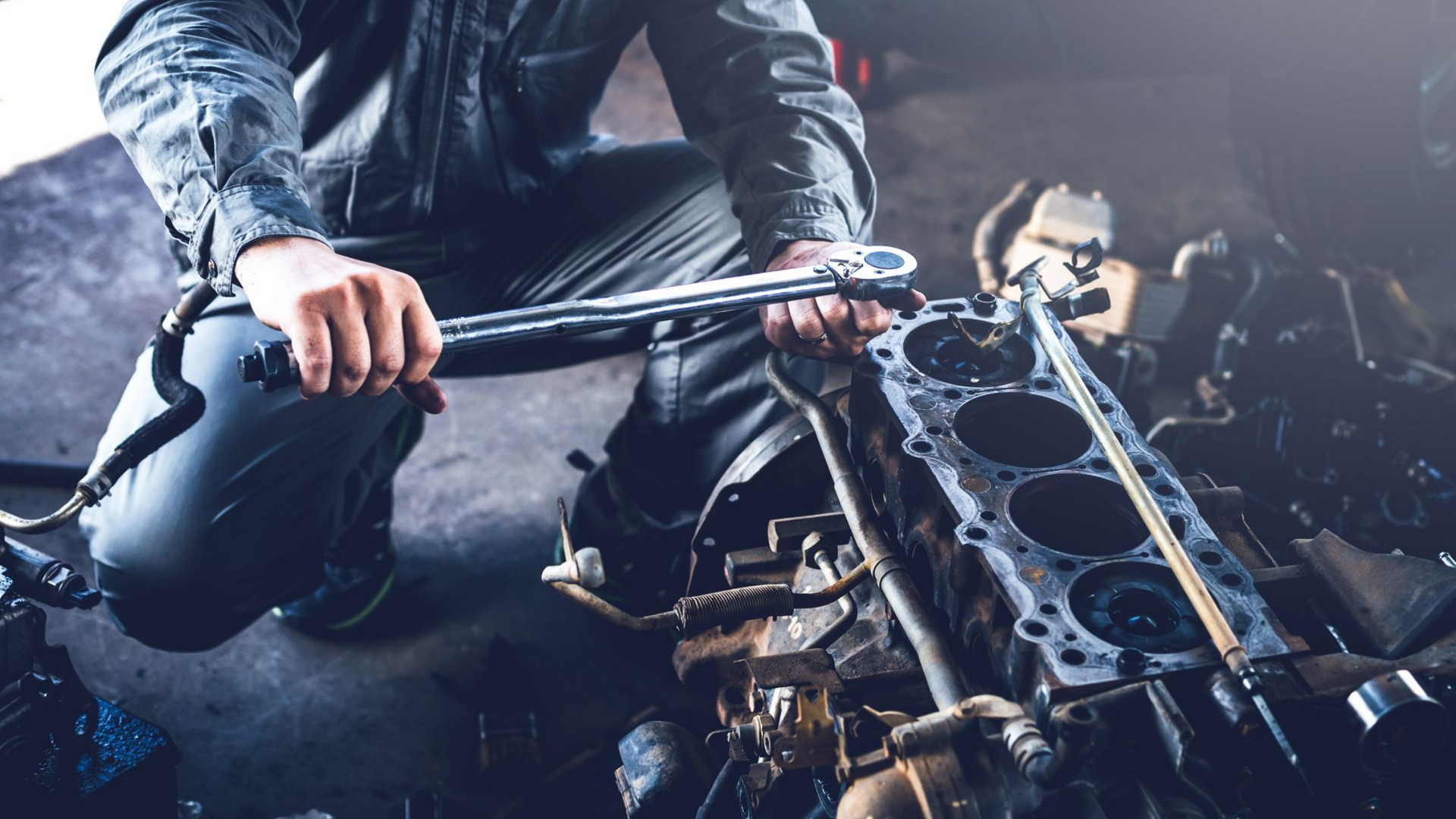 Un garagiste intervient sur le moteur d'un véhicule.