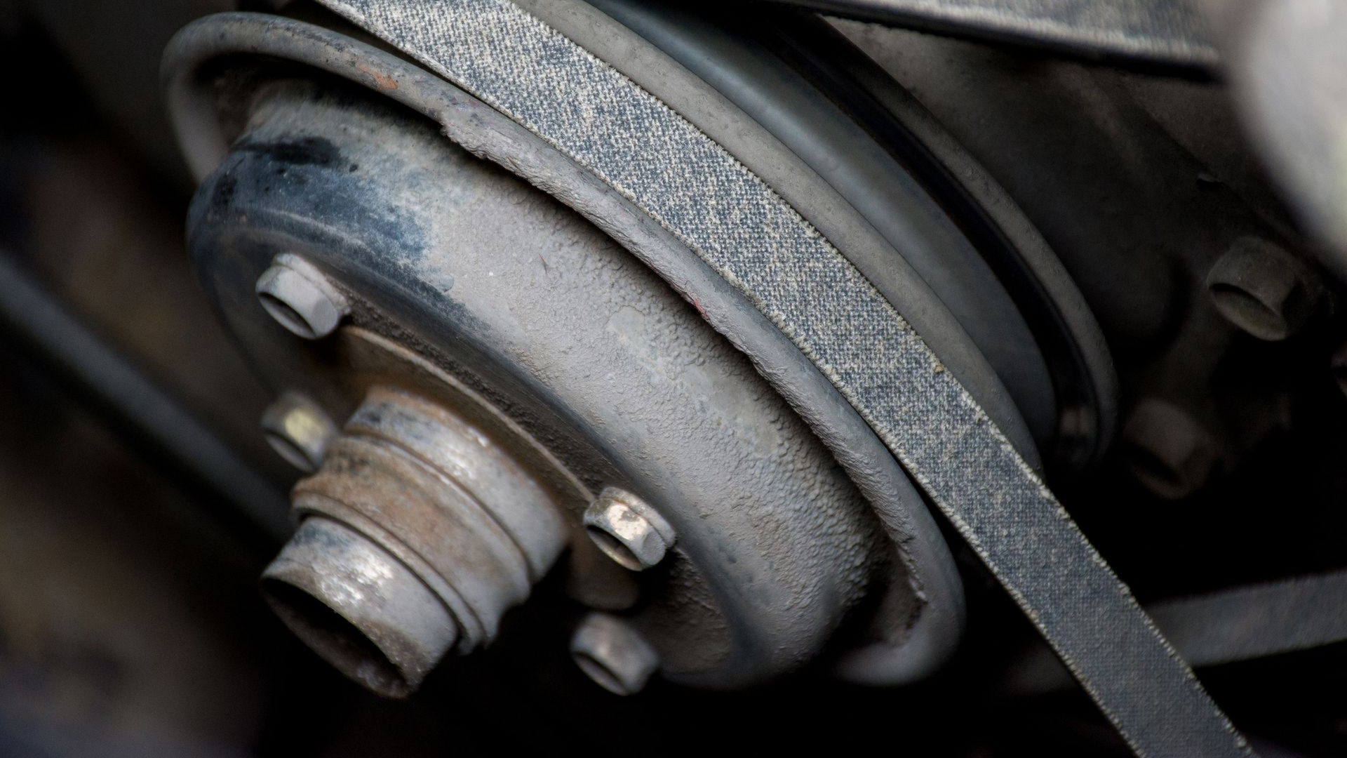 Gros plan sur une courroie de distribution sale