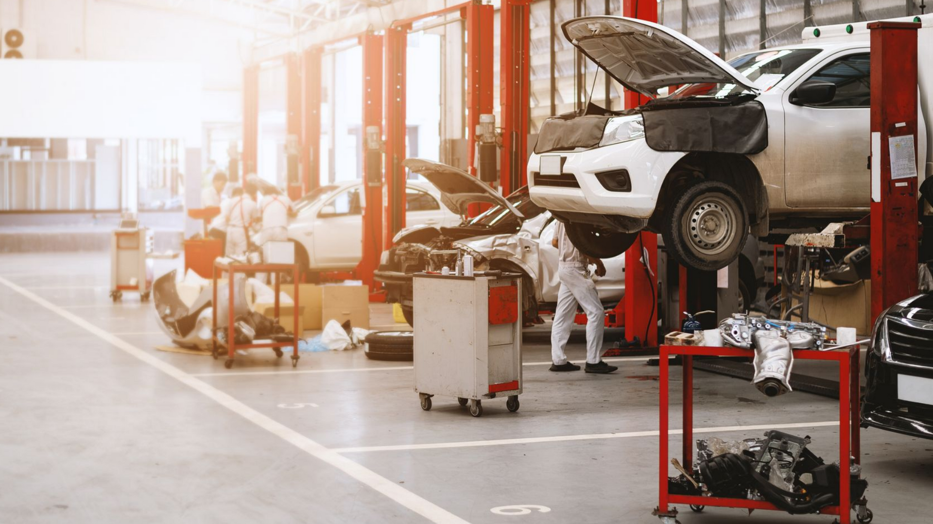Atelier mécanique dans un garage