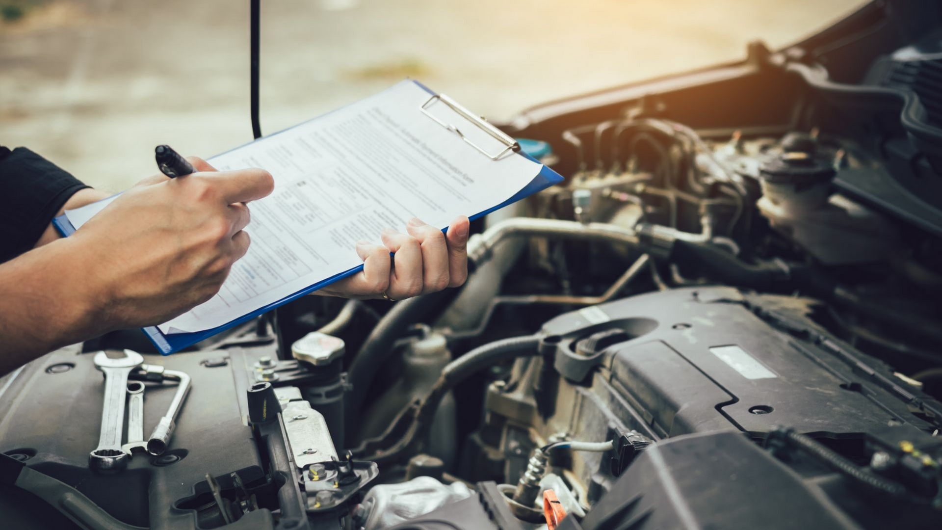Inspection du moteur d'une voiture