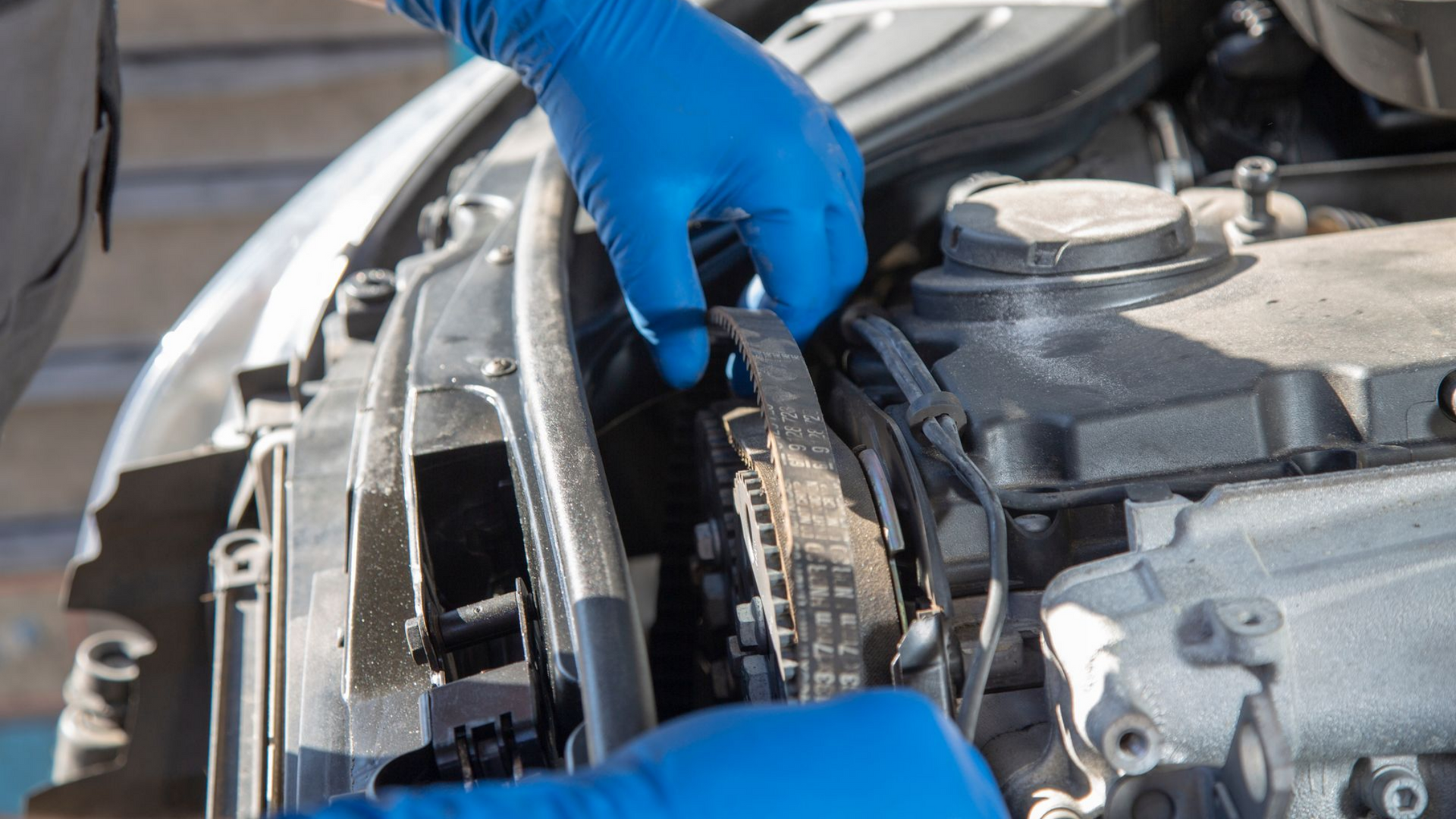 Un mécanicien installe une nouvelle courroie de distribution