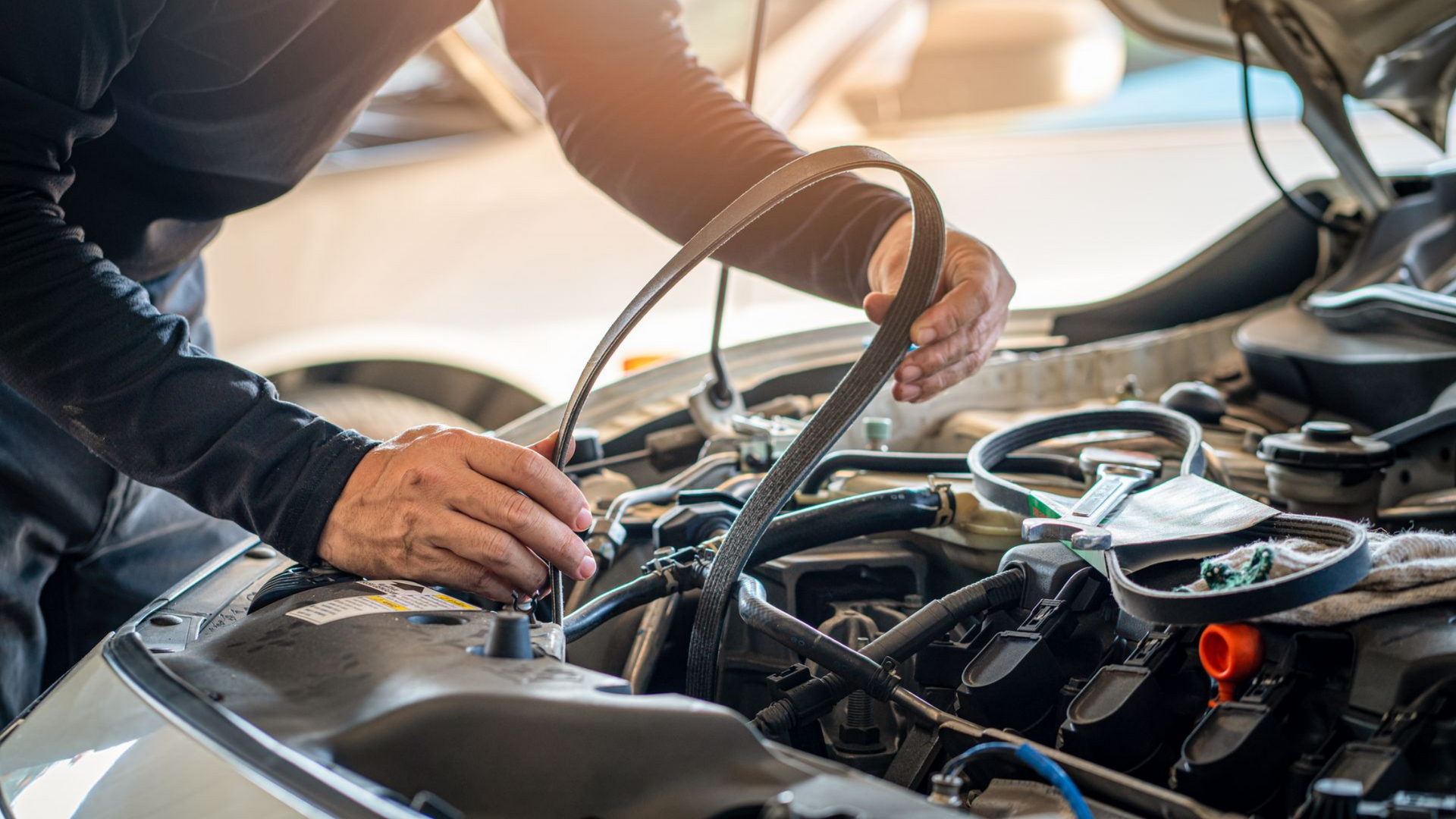 Le garagiste effectue le remplacement de la courroie de distribution.