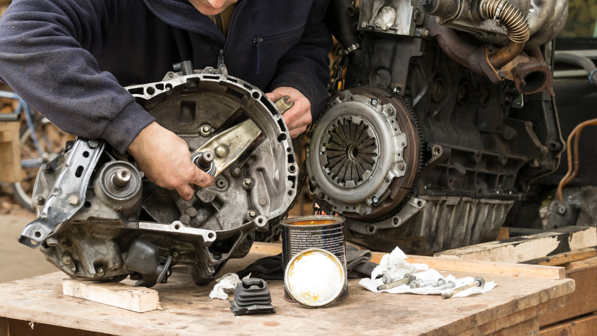 Le technicien manipule un embrayage de voiture.
