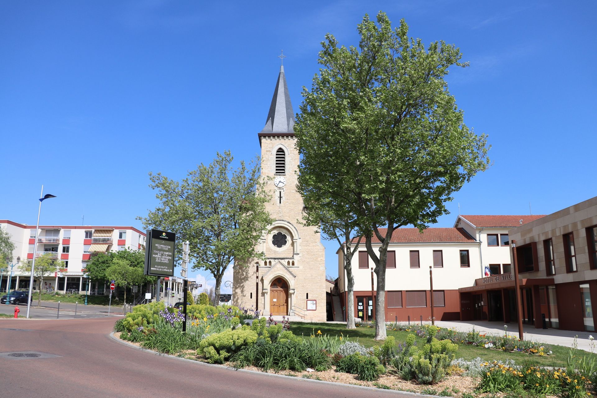 Place de l'église de Corbas.