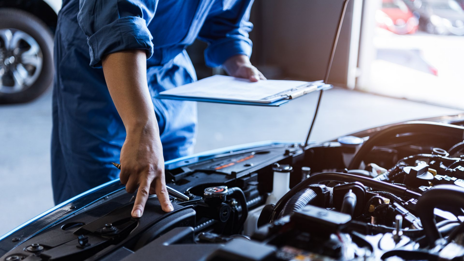 Mécanicien examinant le système d'une voiture