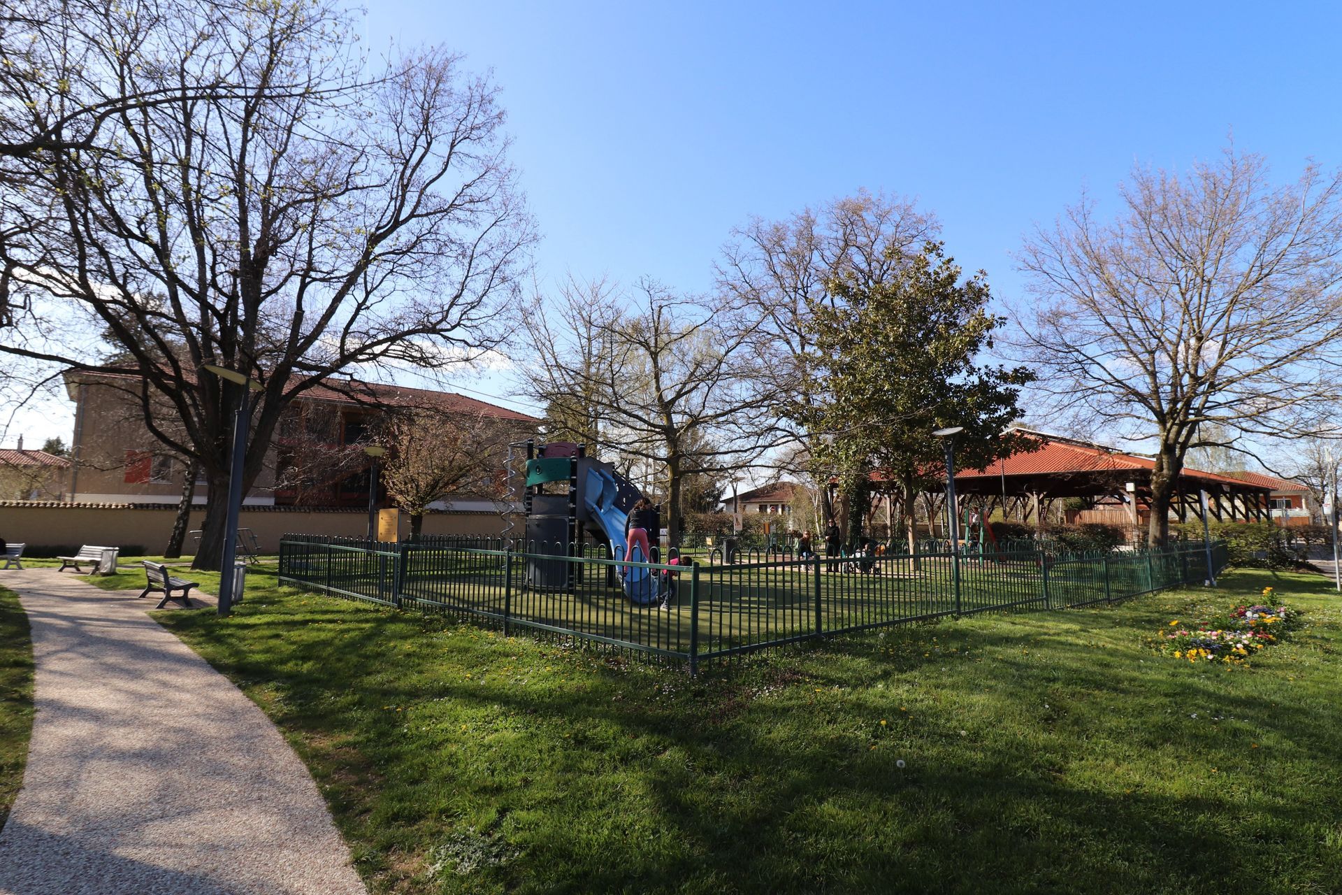 Place du marché de Mions.