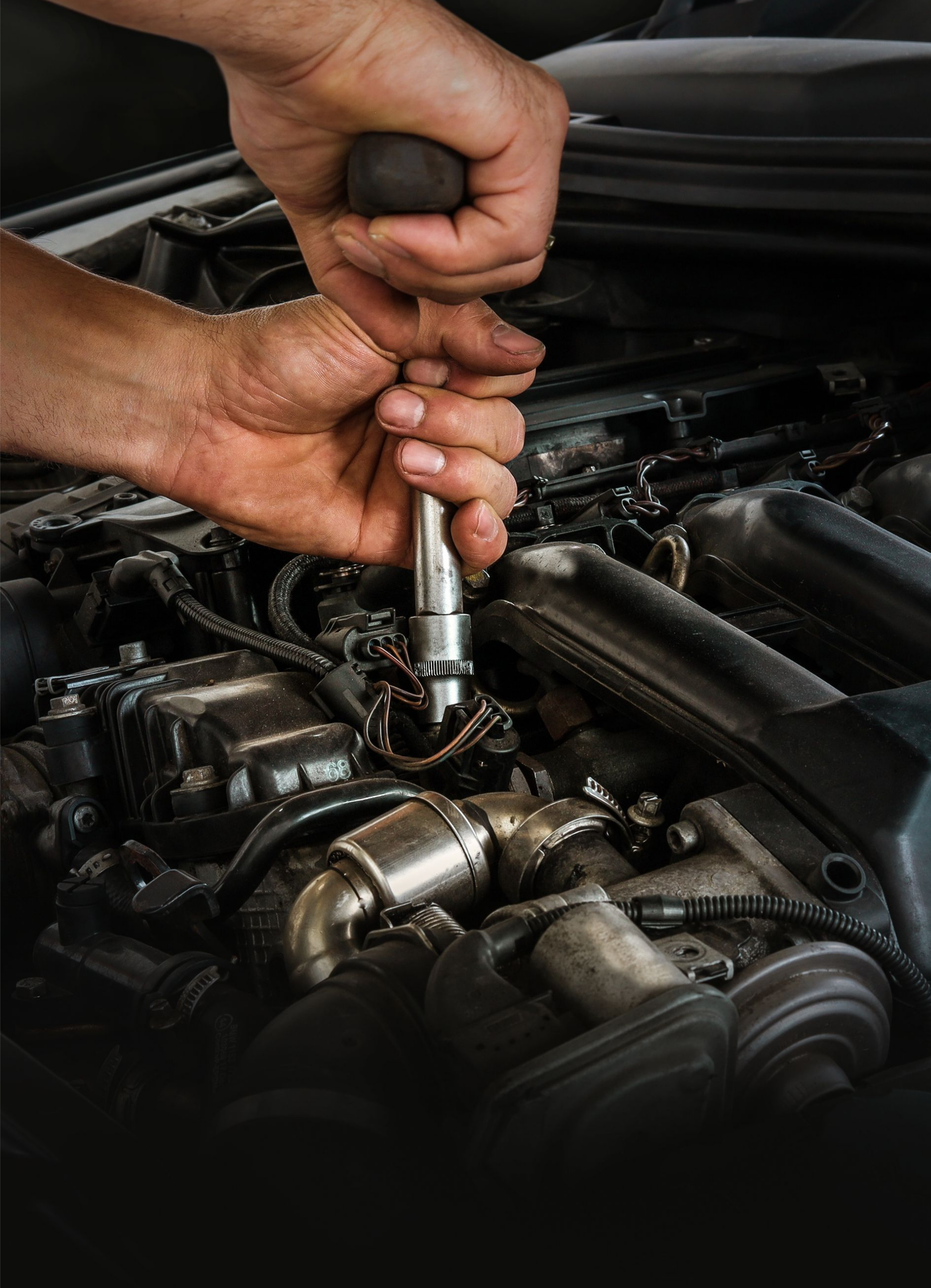 Mécanicien travaillant sur le moteur d'une voiture