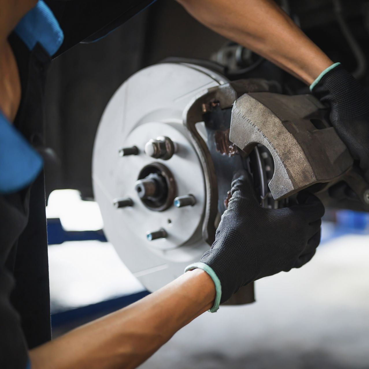 Le mécanicien installe de nouvelles plaquettes de frein.