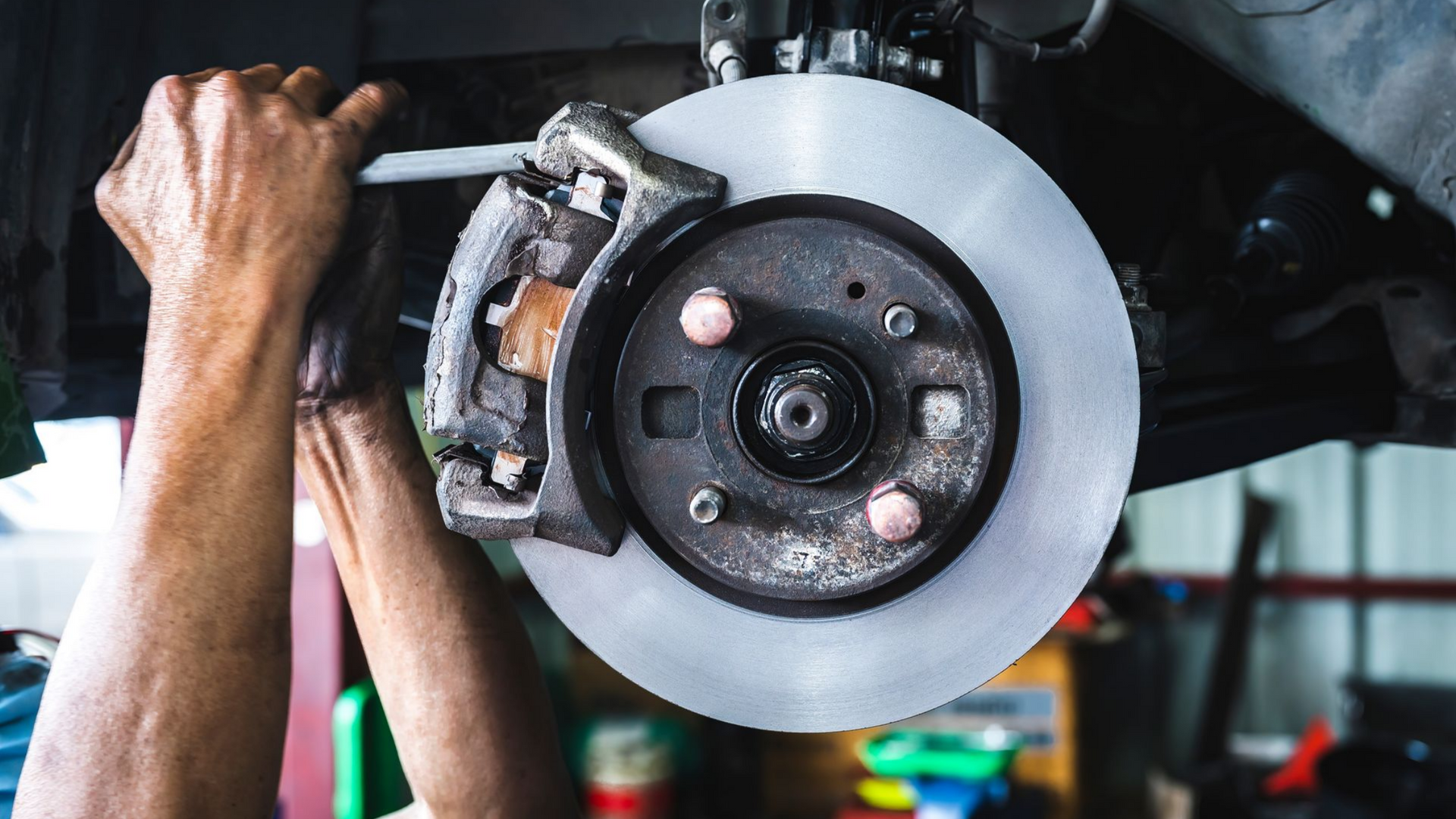 Un mécanicien installe des plaquettes de frein