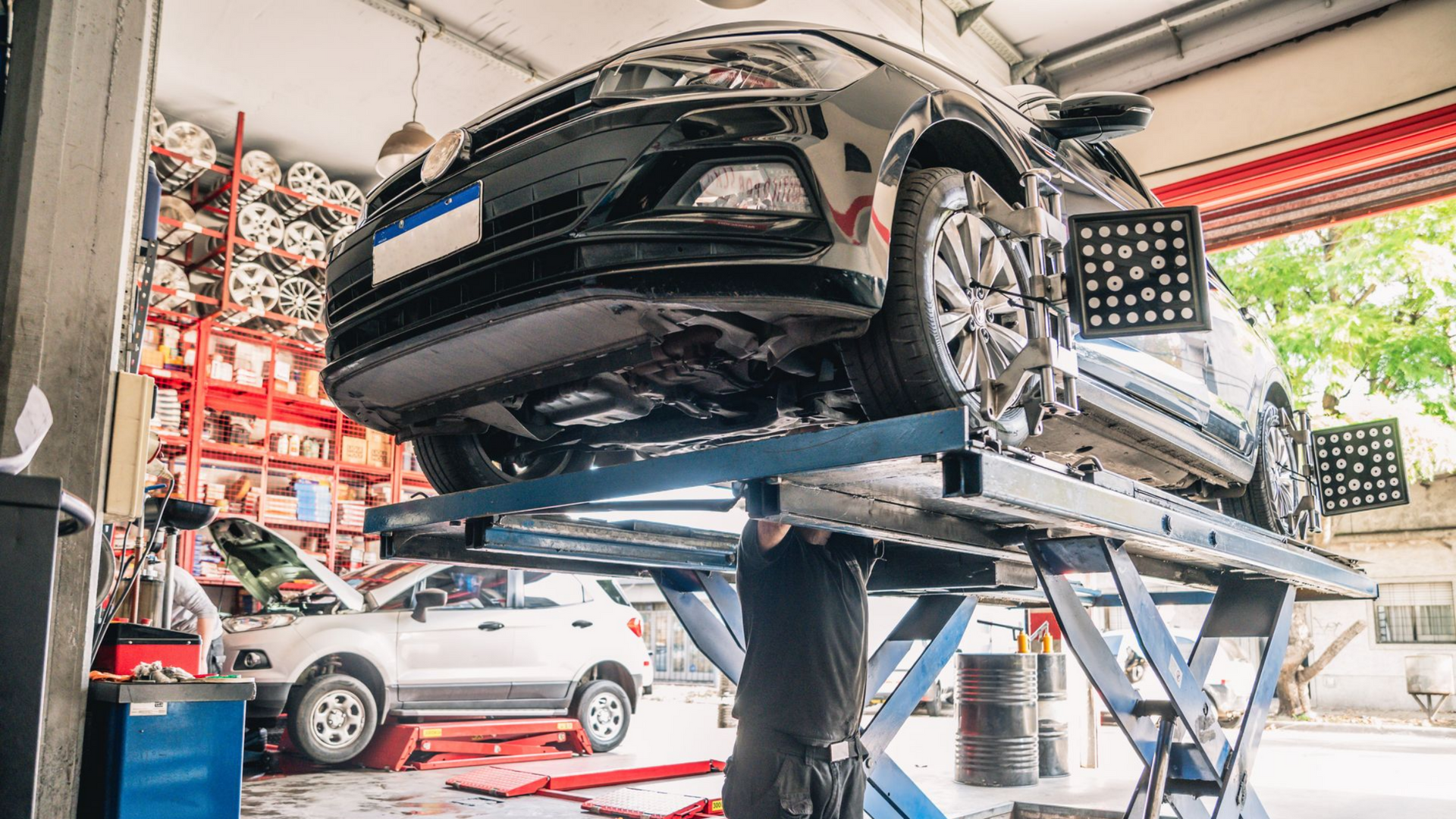 Voiture montée sur une plateforme dans un garage