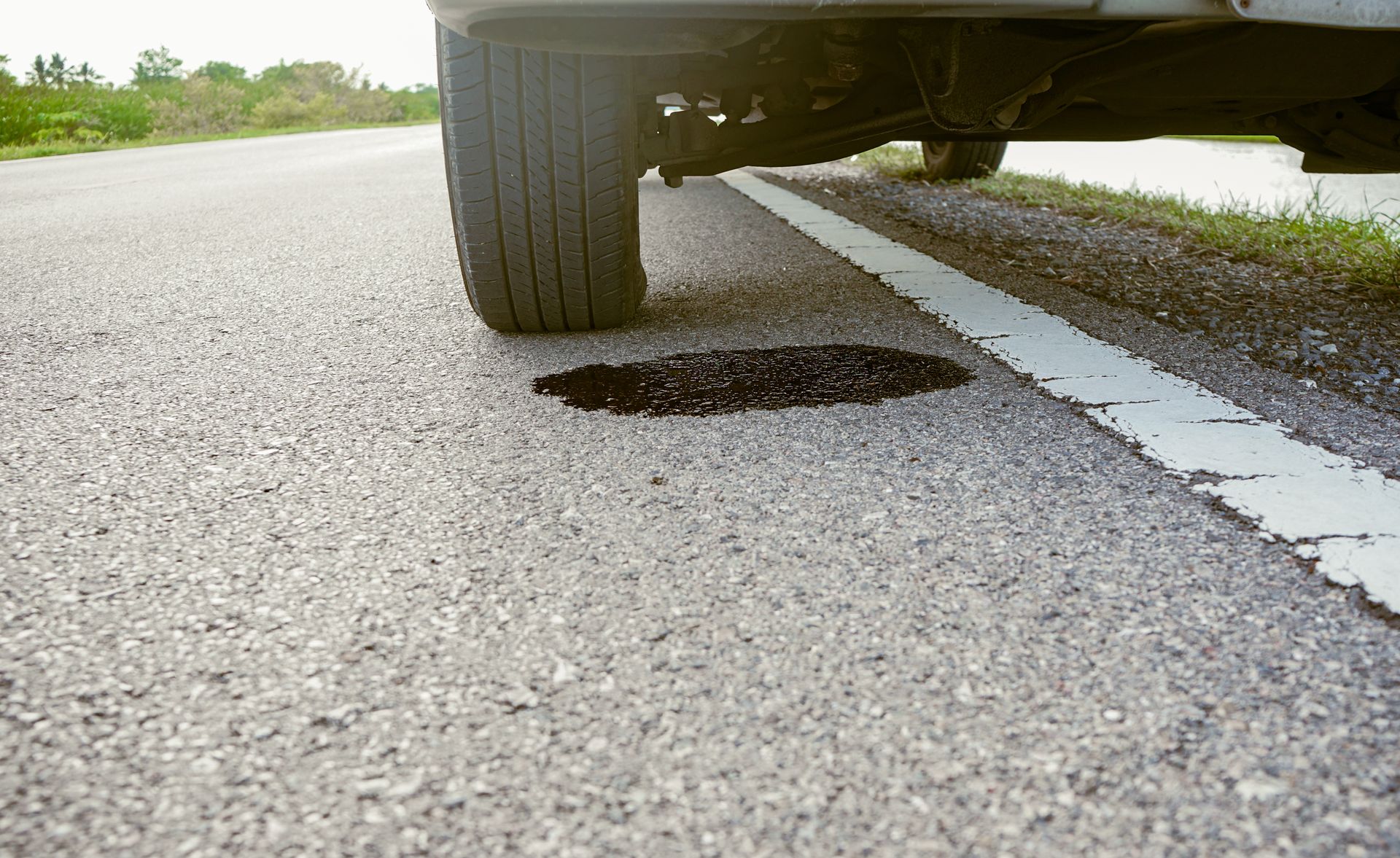 Tâche d'huile sous une voiture.