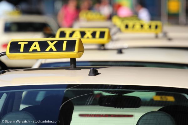 Taxi Obermeier GbR Taxis stehen in einer Reihe