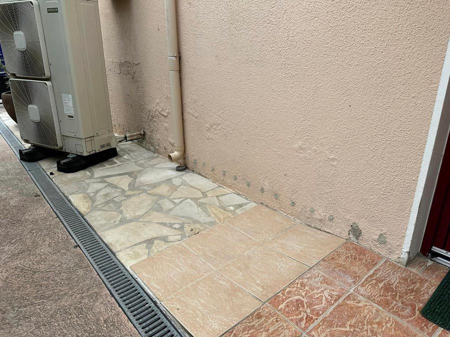 Mur crépi rose asséché