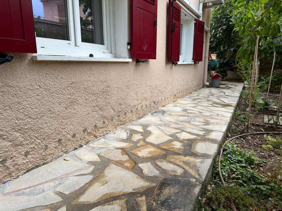 Murs extérieurs d'une maison asséchés