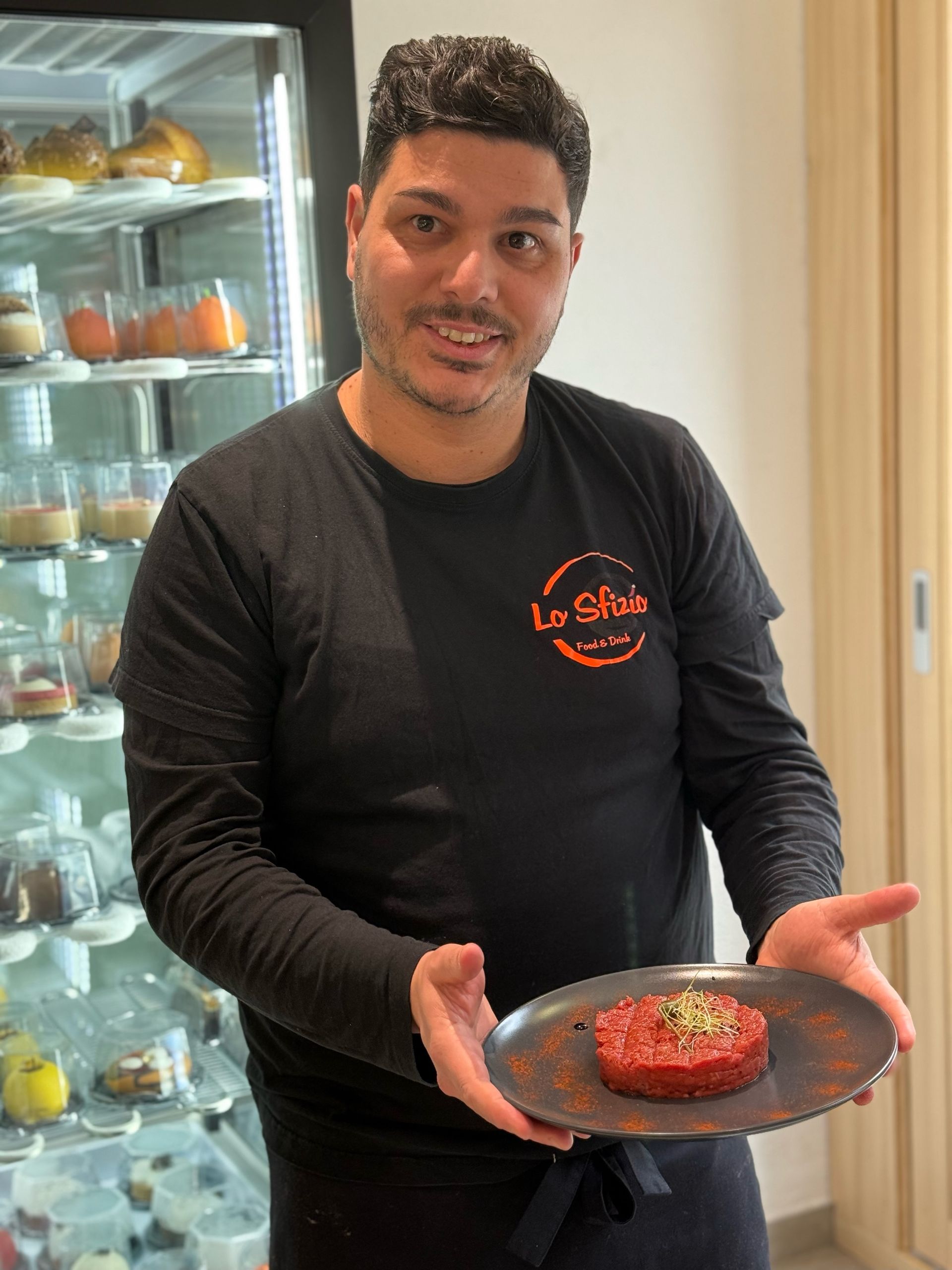 Monoporzione di pasticceria a forma di vasetto con pianta grassa