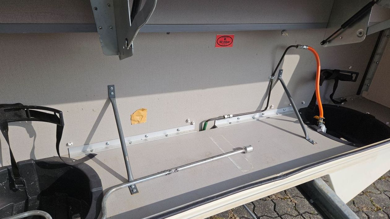 Un réservoir de propane est attaché sur le côté d'une remorque