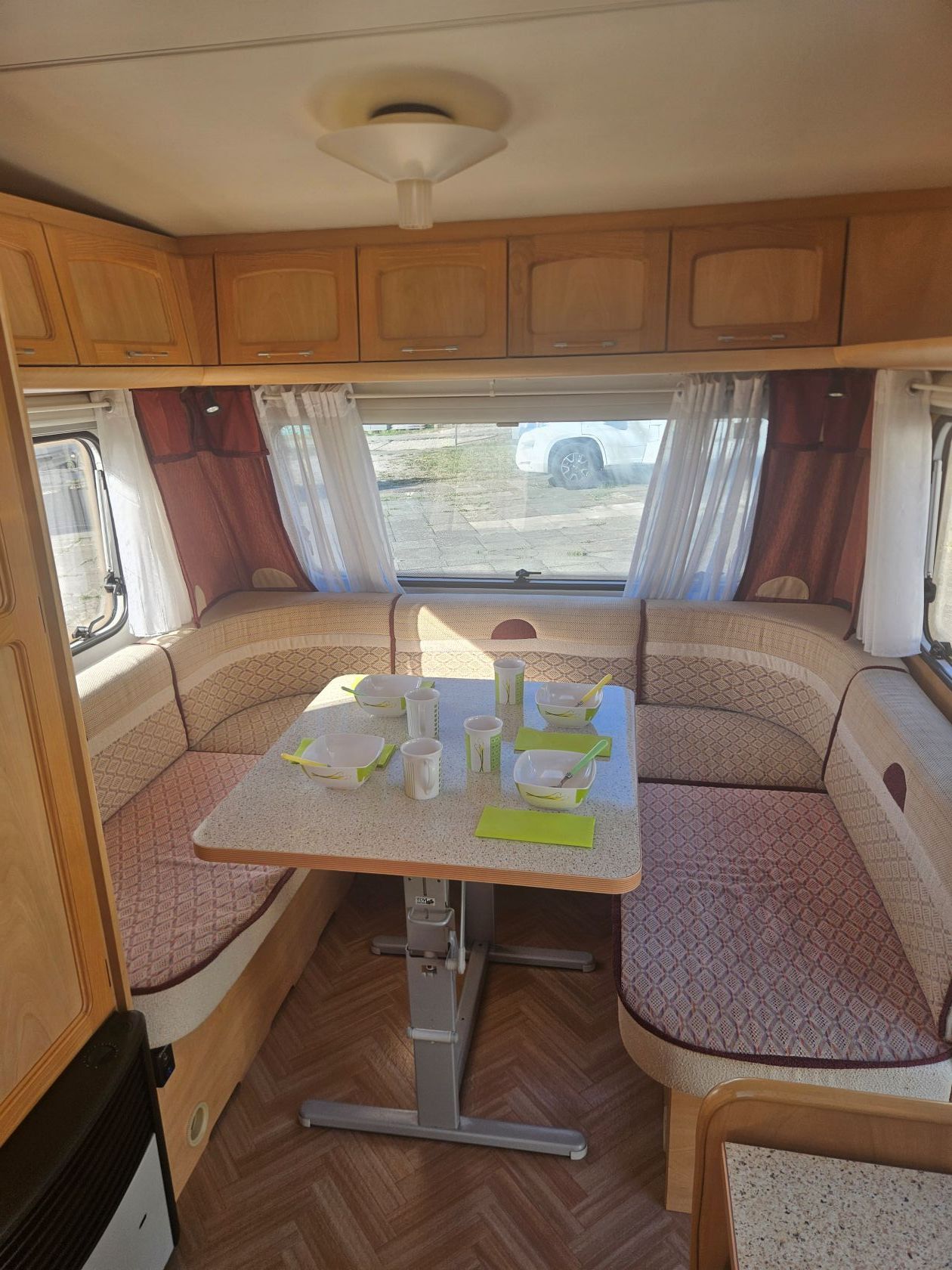 Burstner 480 TL Avantgarde Ventana avec 2 auvents et Mover - vue intérieure - coin repas