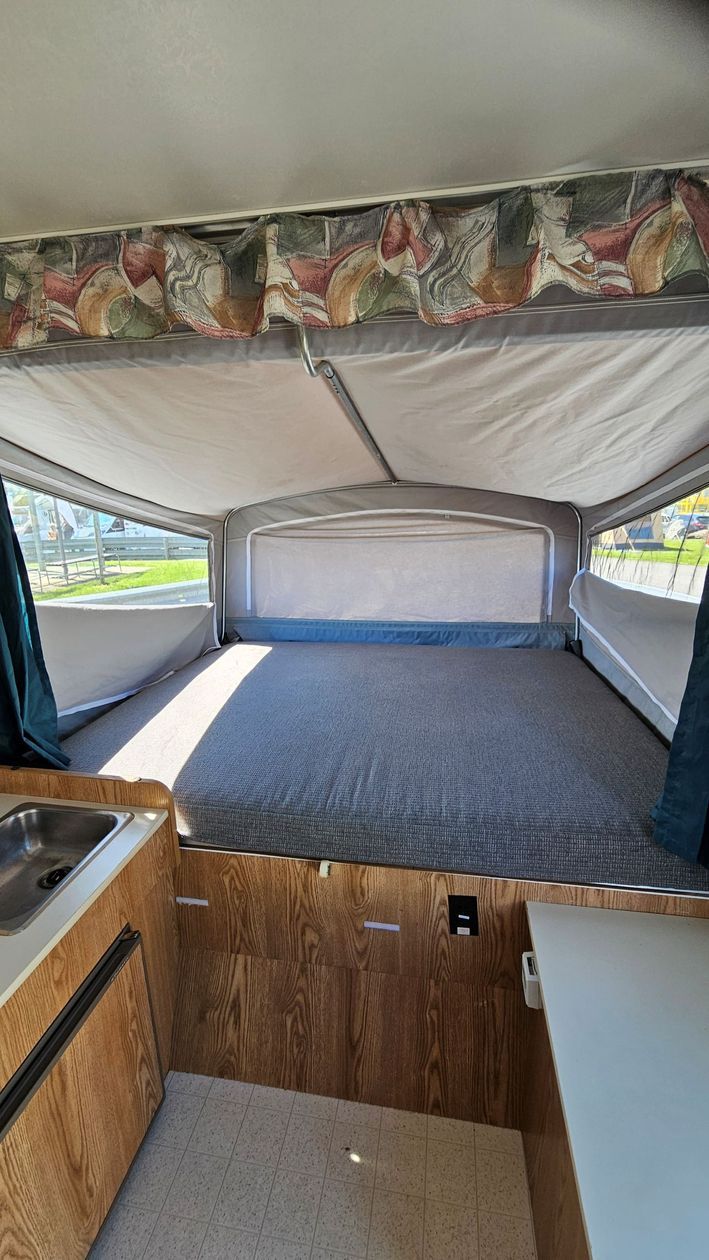 Thor Dutchmen 1003 Pop-Up Trailer - lit