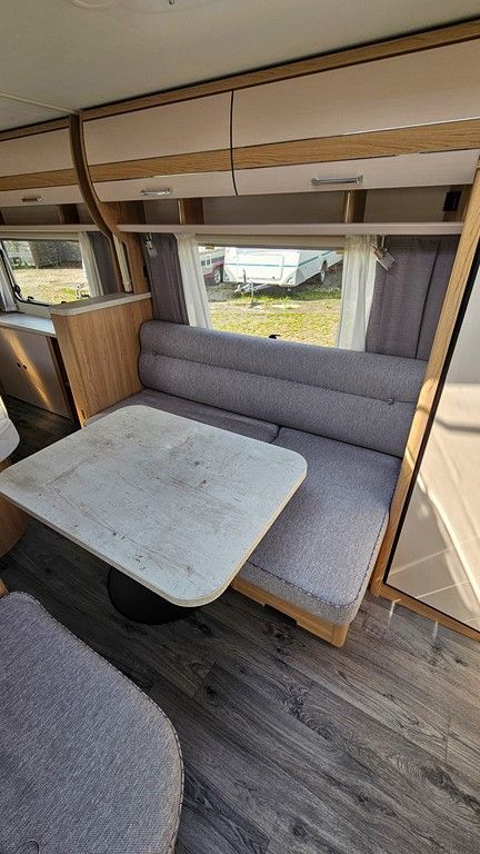 L'intérieur d'un camping-car avec une table et un canapé.