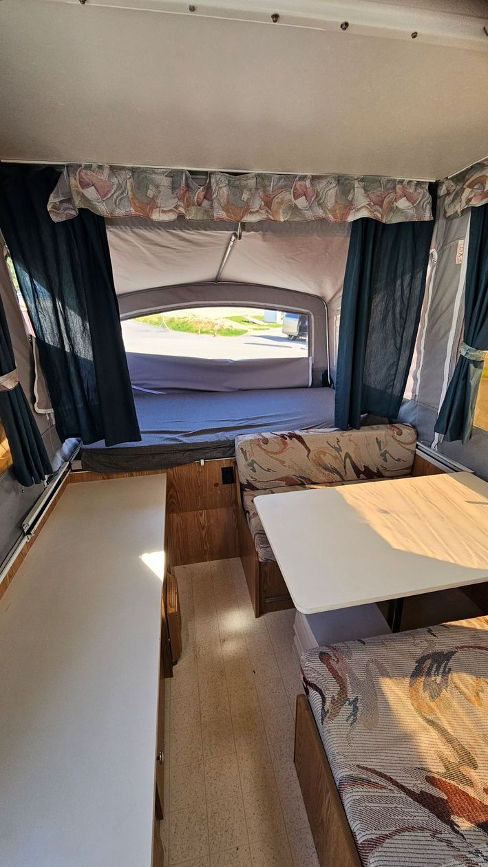 Thor Dutchmen 1003 Pop-Up Trailer - salle à manger