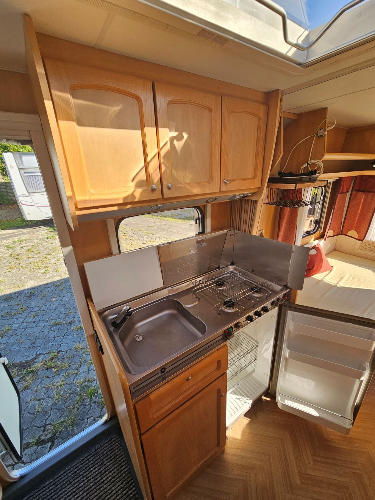 Burstner 480 TL Avantgarde Ventana avec 2 auvents et Mover - vue intérieure - coin cuisine
