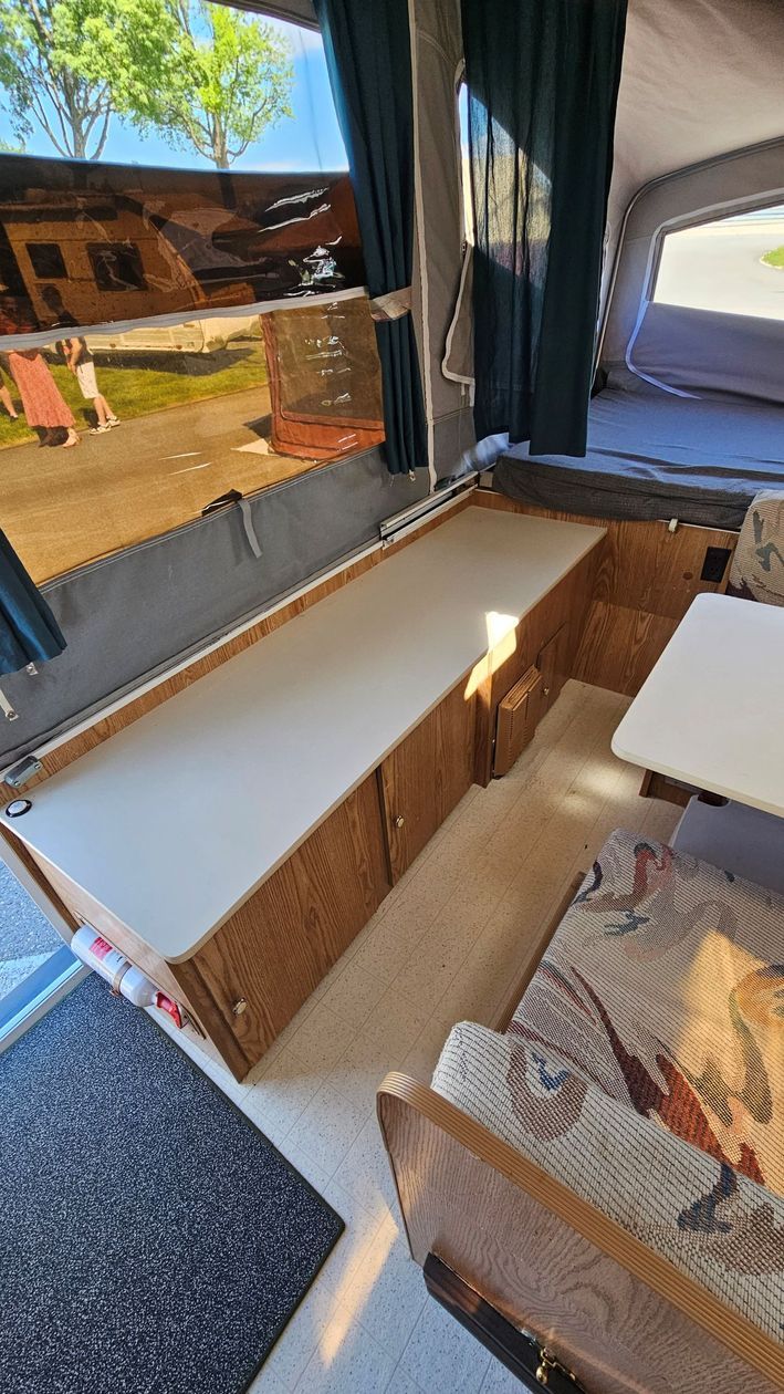 Thor Dutchmen 1003 Pop-Up Trailer - salle à manger