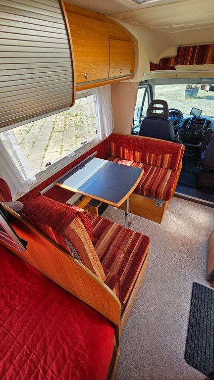 L'intérieur d'un camping-car avec une table et un canapé.