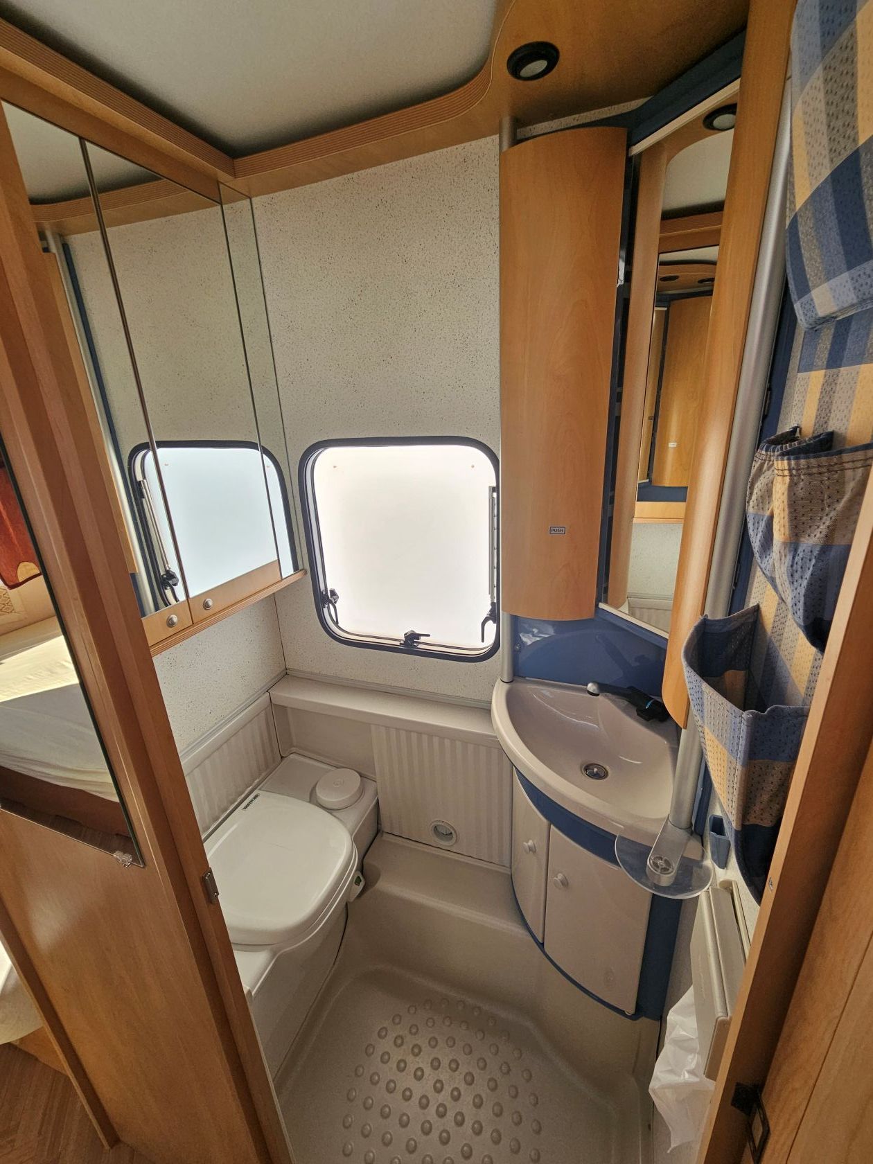 Burstner 480 TL Avantgarde Ventana avec 2 auvents et Mover - vue intérieure - salle de bain