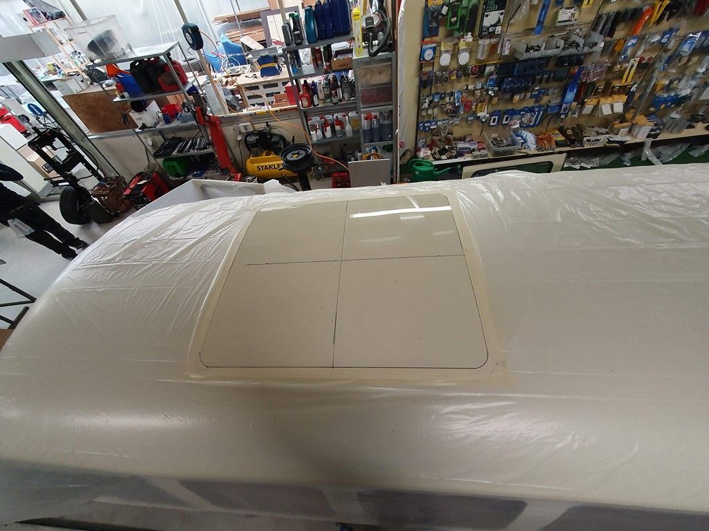 Une boîte blanche est emballée dans du plastique dans un magasin.