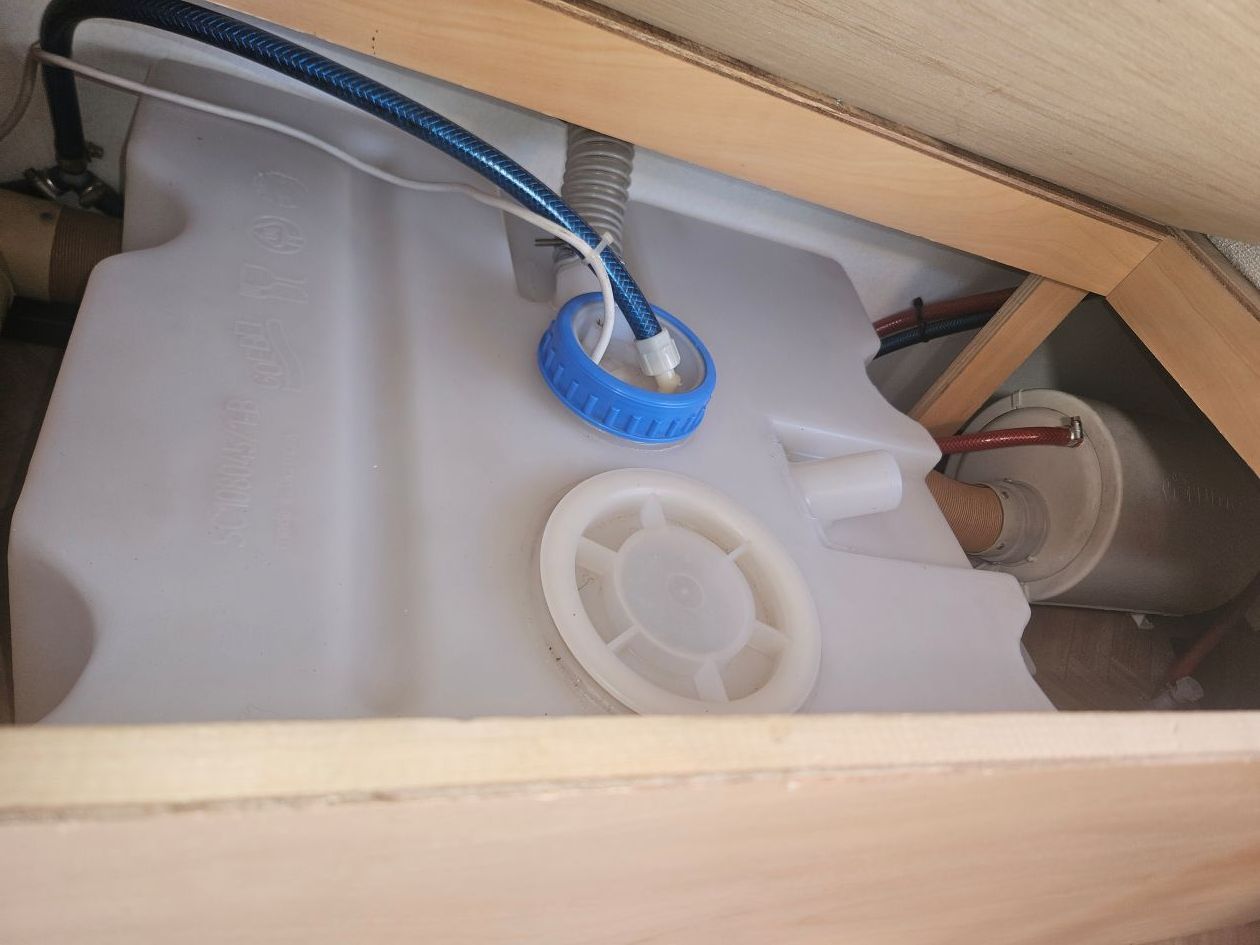 Burstner 480 TL Avantgarde Ventana avec 2 auvents et Mover - vue intérieure - réservoir eau