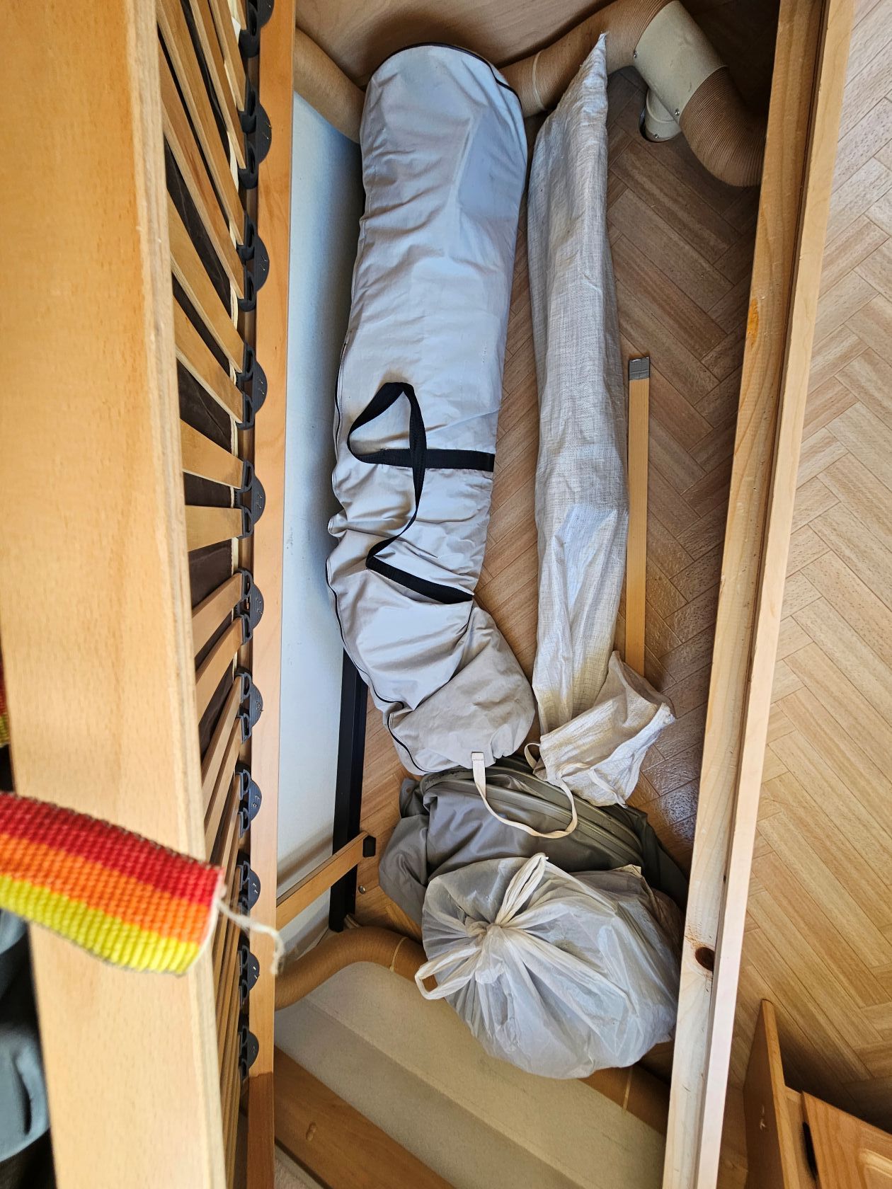 Burstner 480 TL Avantgarde Ventana avec 2 auvents et Mover - vue intérieure - rangement auvent