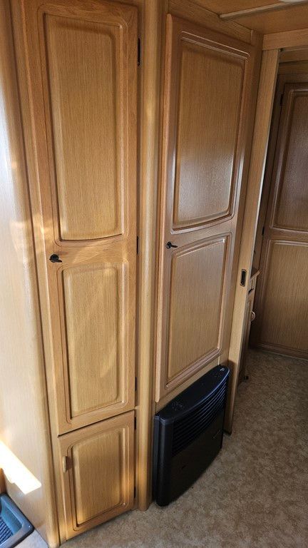 Il y a un radiateur dans le coin de la pièce à côté des armoires.