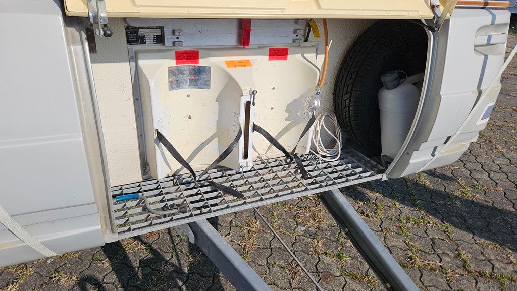 Une camionnette blanche avec une remorque attachée