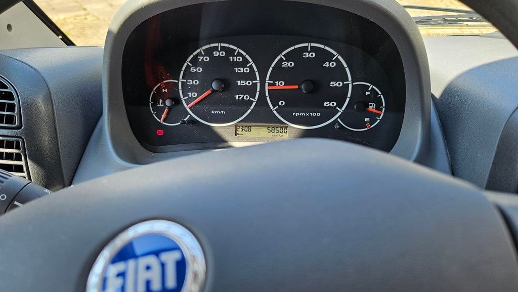 Gros plan du volant et du tableau de bord d'une Fiat