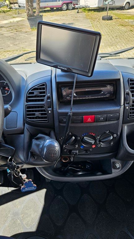 Le tableau de bord d'une voiture avec une télévision montée dessus.