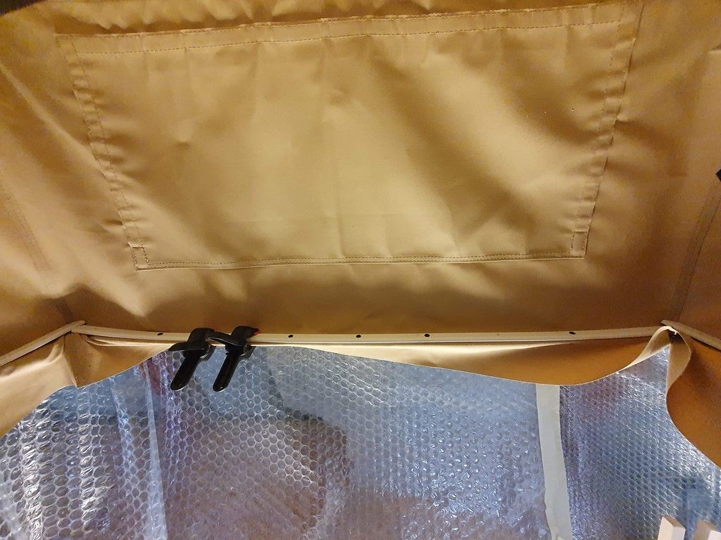 Une personne se tient derrière un rideau à bulles.