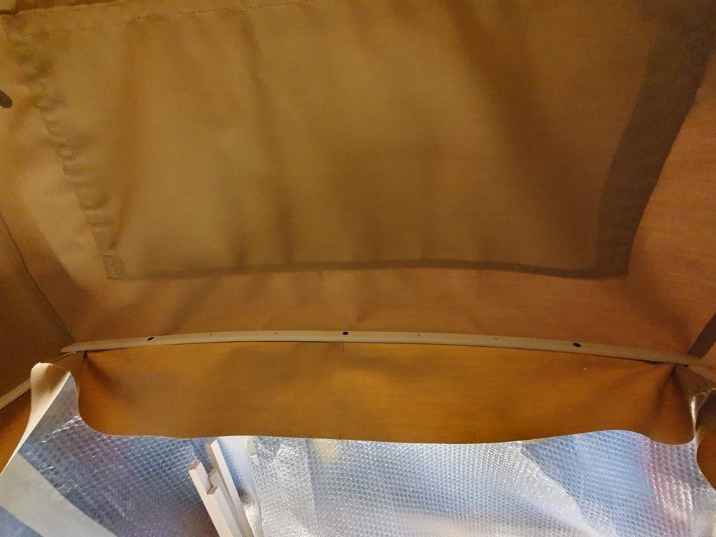 Un gros plan d'un morceau de tissu avec un cadre en métal