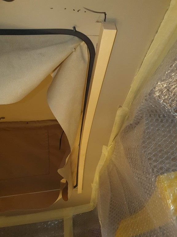 Un plafond avec du papier bulle dessus et un rideau qui y pend