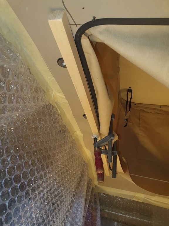 Un morceau de papier bulle recouvre un morceau de bois