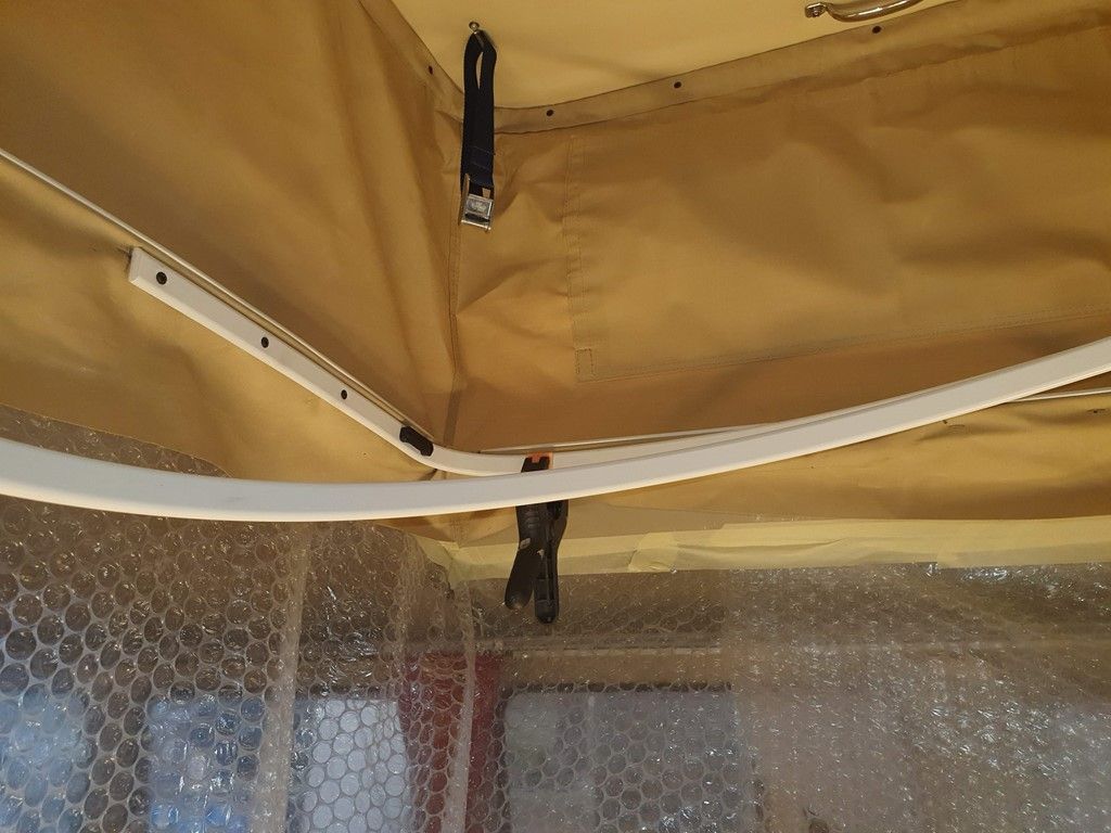 Le plafond d'une tente est recouvert de papier bulle