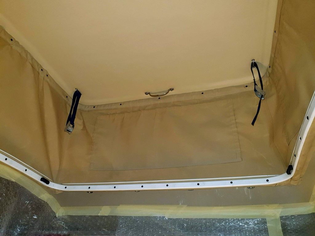 Un plafond avec une balustrade blanche suspendue