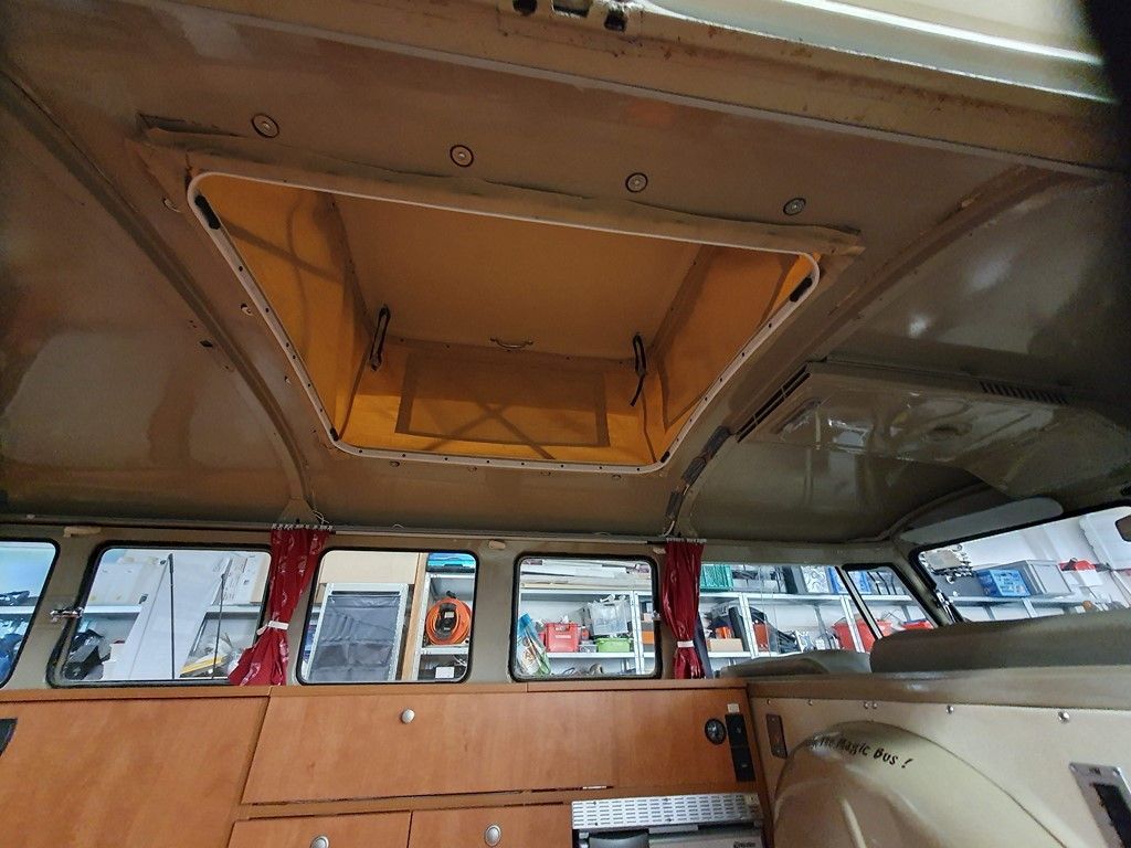L'intérieur d'un camping-car avec un plafond ouvert.