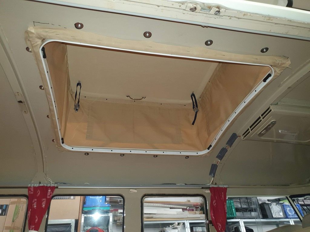 Un plafond avec une étagère et une fenêtre.