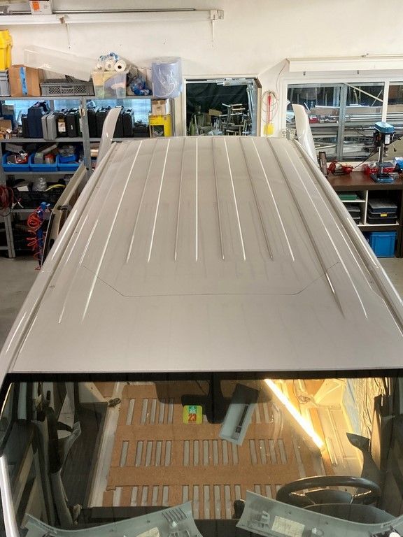 Le toit d'une voiture est montré dans un garage