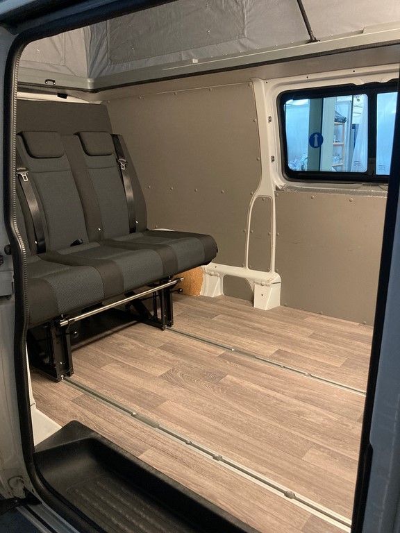 L'intérieur d'une camionnette avec deux sièges et une fenêtre.