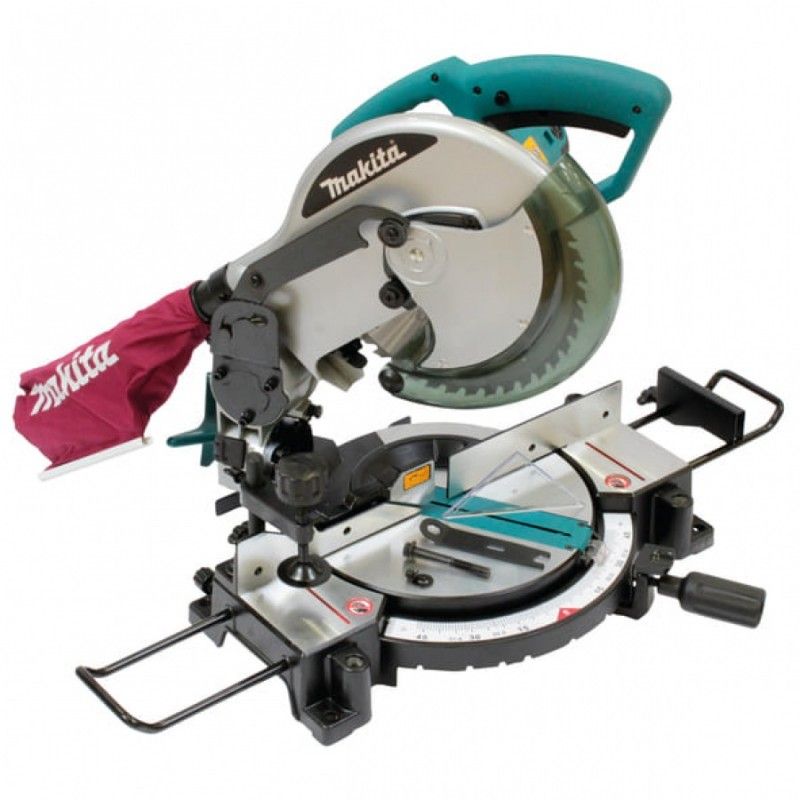 Una sega circolare Makita è mostrata su uno sfondo bianco