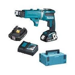 Un cacciavite Makita con due batterie e un caricabatterie.