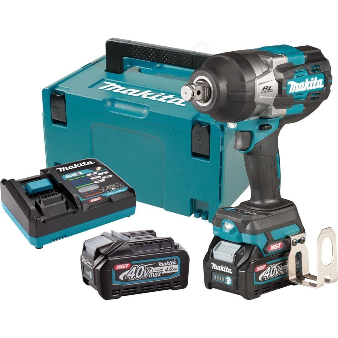 Una chiave a percussione a batteria Makita con due batterie e un caricabatterie