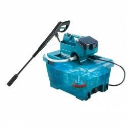 Una idropulitrice Makita è posizionata sopra un secchio d'acqua.