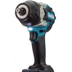 Una chiave a impulsi a batteria Makita è mostrata su uno sfondo bianco.